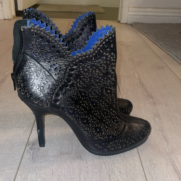 Juicy couture lazer cut heeled booties black size 9M deep V double sides offers - Picture 1 of 11